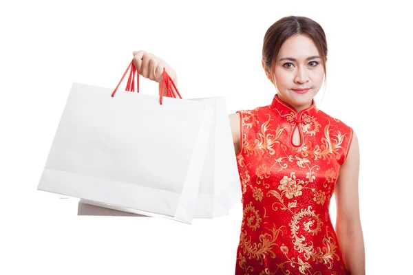 Asian girl in chinese cheongsam dress with shopping bag. — Stock Photo, Image