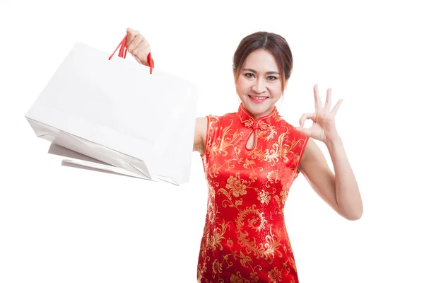 Asiatin im chinesischen Cheongsam-Kleid mit Einkaufstasche. — Stockfoto