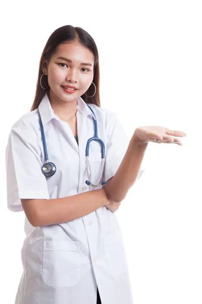 Asiática joven médico sonrisa mostrar su mano . —  Fotos de Stock