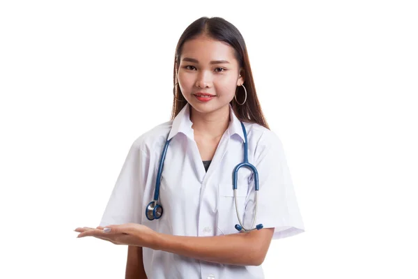 アジアの若い女性医師は、彼女の左に何かを提示します。. — ストック写真