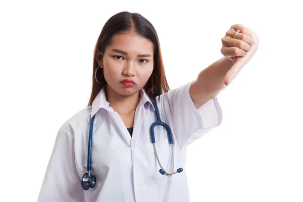 怒っている若いアジア女性医者がダウン親指を表示します。. — ストック写真