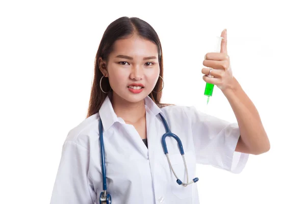 狂った若いアジア女性医者が注射器を保持します。. — ストック写真
