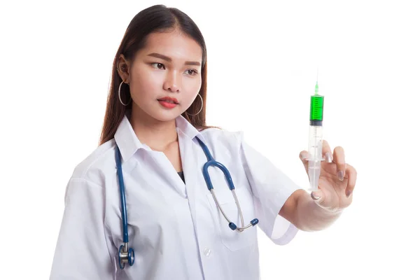 Jovem asiática médica sorriso segure o foco da seringa na seringa . — Fotografia de Stock