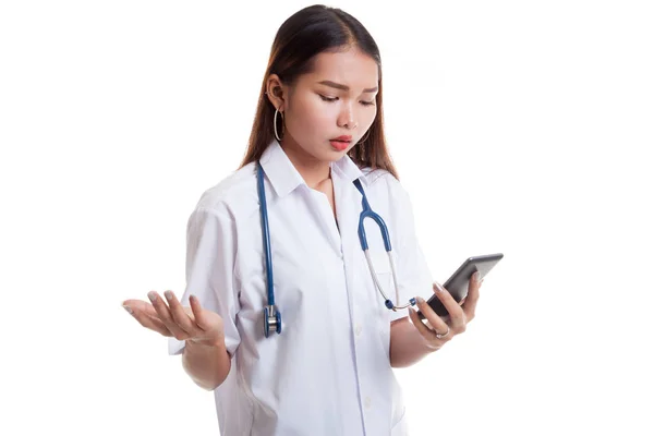 Asiático jovem médico mulher chateado com telefone móvel . — Fotografia de Stock