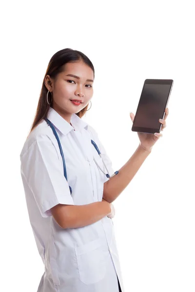 Asiatische junge Ärztin zeigen Tablet-PC. — Stockfoto