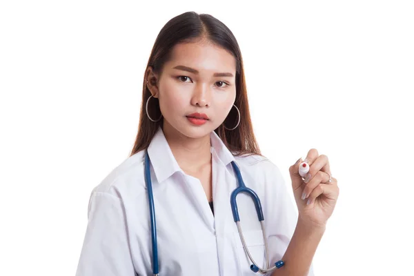 Jovem asiática médica com um marcador vermelho . — Fotografia de Stock