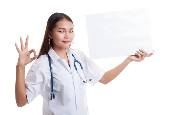 Junge asiatische Ärztin zeigen ein leeres Zeichen und ok Zeichen. — Stockfoto