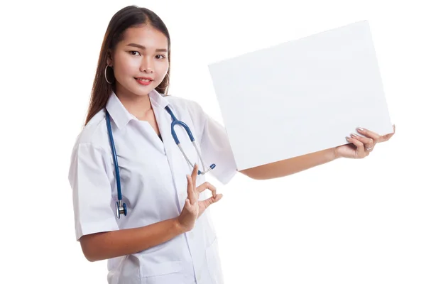 Asiatische weibliche Arzt zeigen ok Zeichen mit leeres Zeichen. — Stockfoto