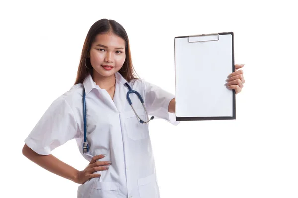 Junge asiatische Ärztin zeigen ein leeres Klemmbrett. — Stockfoto