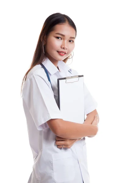 アジアの若い女性医師は、クリップボードを保持します。. — ストック写真