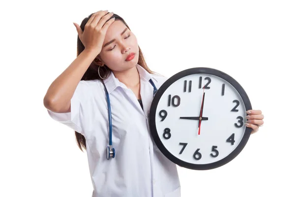 Ból głowy młodych azjatyckich kobiet lekarza z zegarem. — Zdjęcie stockowe