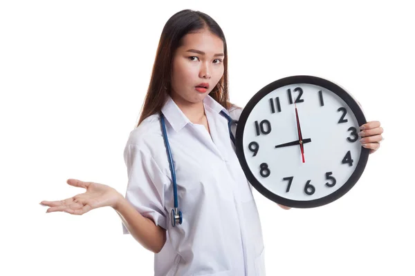 Colère jeune asiatique femme médecin avec un horloge . — Photo