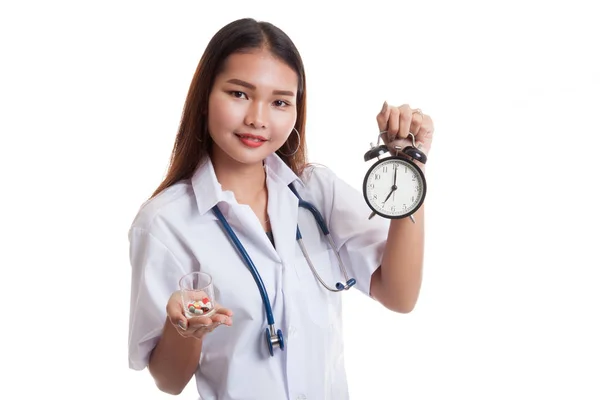 Joven asiática médico feliz mostrar un reloj y pastillas . —  Fotos de Stock