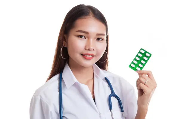 Young Asian female doctor  smile with Blister pack of tablets. — Stock Photo, Image