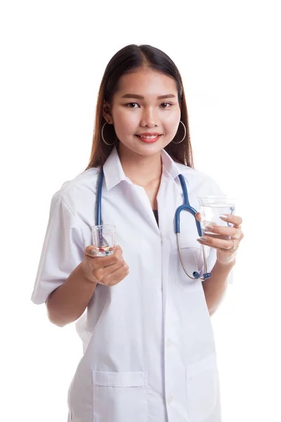 Junge asiatische Ärztin mit Wasser und Medizin. — Stockfoto