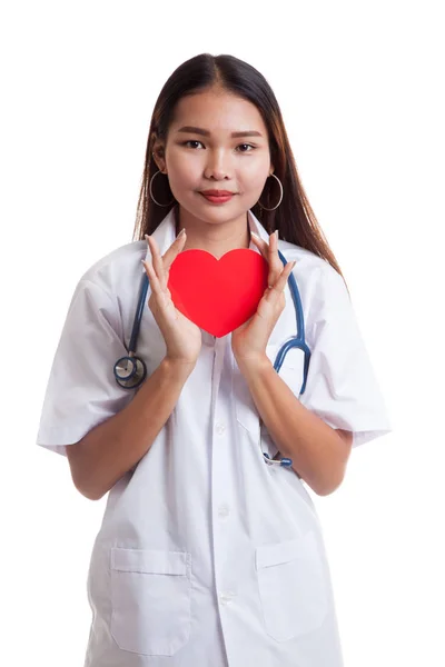 Asiatische junge Ärztin halten ein rotes Herz. — Stockfoto