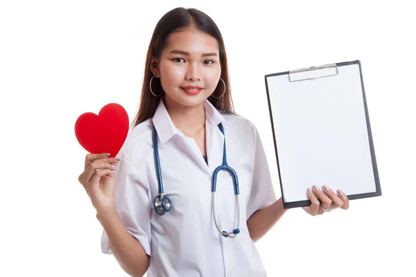 Fiatal ázsiai nő orvos piros szív és üres a vágólapra. — Stock Fotó