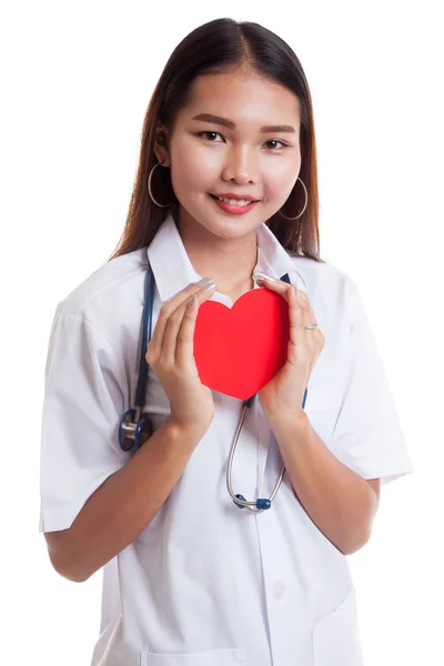亚洲年轻的女医生持有一颗红色的心和微笑. — 图库照片