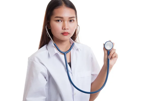 Jeune asiatique femme médecin avec stéthoscope . — Photo