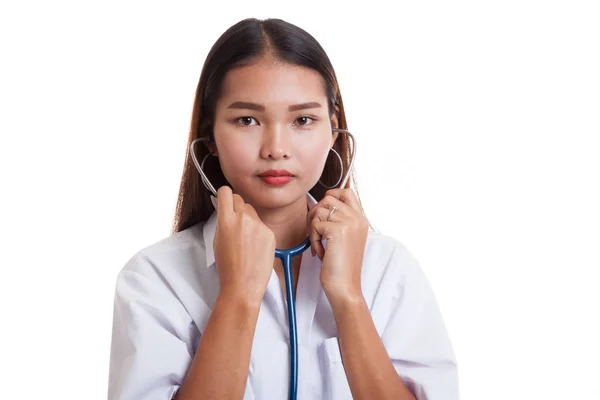 Asiática jovem médico segurar estetoscópio . — Fotografia de Stock