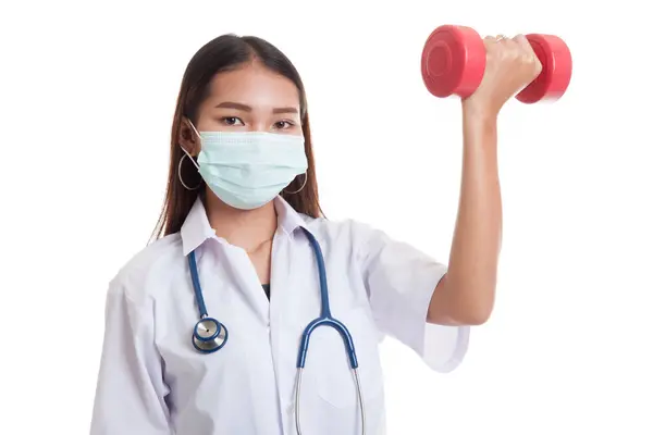Молодая азиатка-врач носит маску с гантелями . — стоковое фото