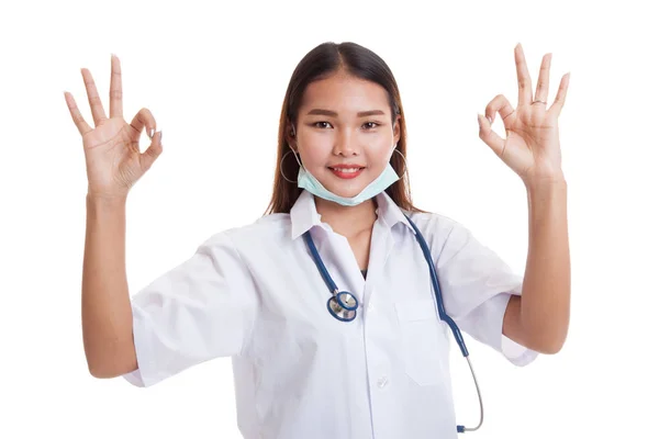 Fiatal ázsiai nő orvos Térkép két Ok jele. — Stock Fotó