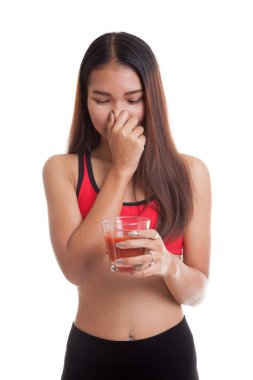 Güzel sağlıklı Asyalı kız nefret domates suyu.