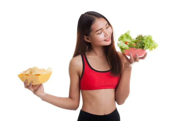 Gyönyörű ázsiai egészséges lány saláta és a chips. — Stock Fotó