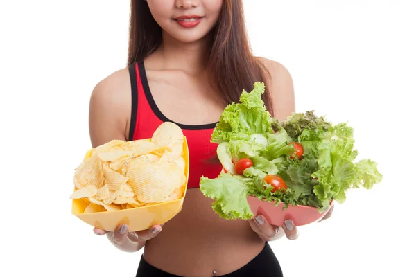 Close-up van Aziatische gezond meisje salade en aardappels, chips. — Stockfoto