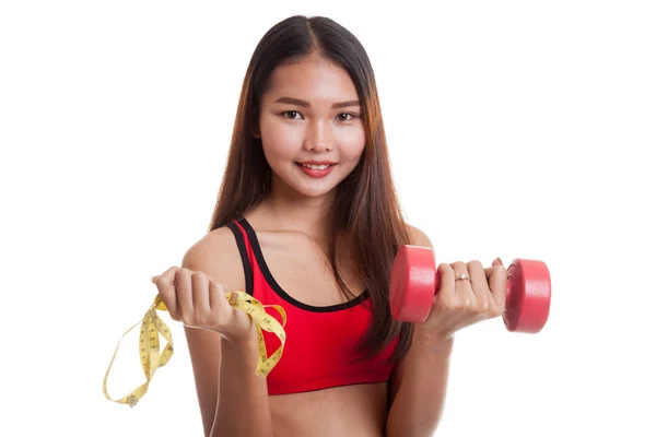ダンベルと巻尺で美しいアジアの健康な女の子. — ストック写真