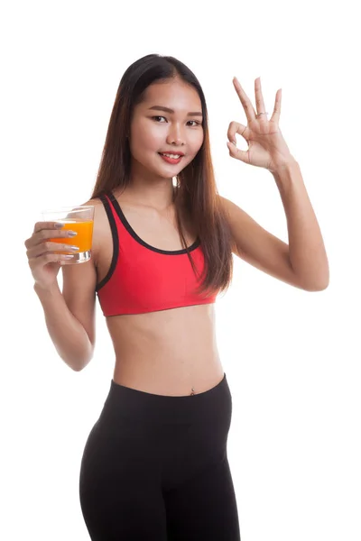 Menina saudável asiática bonita beber suco de laranja mostrar sinal OK — Fotografia de Stock