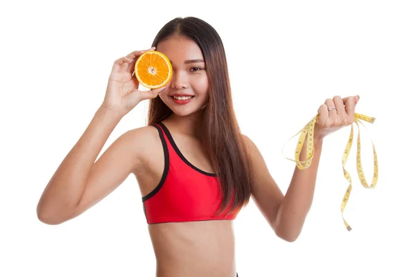 Turuncu meyve ve ölçüm bandı ile diyet sağlıklı Asyalı kız. — Stok fotoğraf
