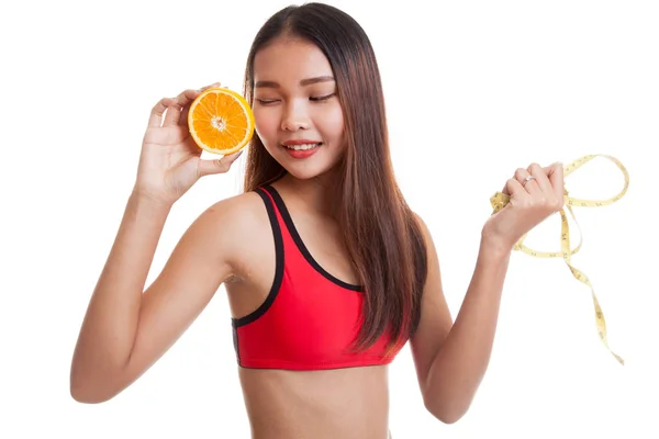 측정 테이프와 오렌지 과일 다이어트에 아시아 건강 한 소녀. — 스톡 사진