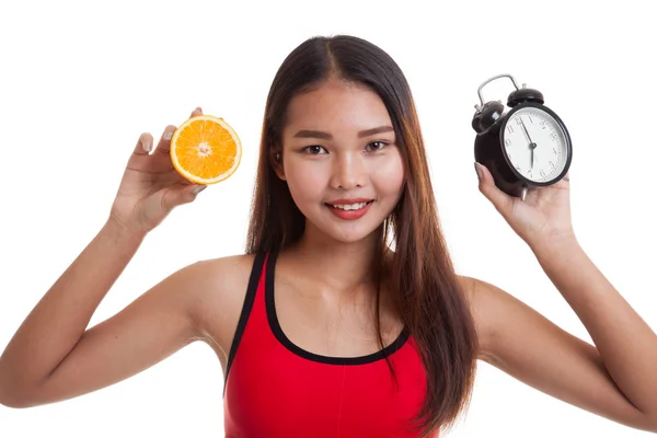 Belle asiatique fille en bonne santé avec orange et horloge . — Photo