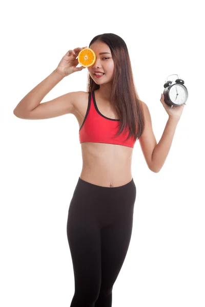 Mooie Aziatische gezond meisje met sinaasappel en klok. — Stockfoto