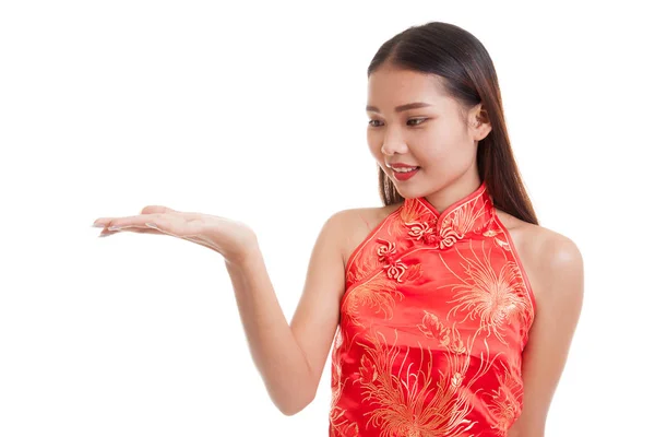 Chica asiática en cheongsam chino vestido presente espacio en blanco con h — Foto de Stock