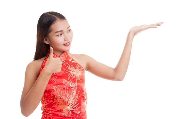 Asiatique fille en chinois cheongsam robe pouces vers le haut avec vide spa — Photo
