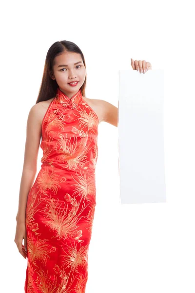Azjatyckie dziewczyny w chiński cheongsam sukienka z czerwony znak puste. — Zdjęcie stockowe