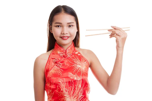 Aziatische meisje in chinese cheongsam jurk met stokjes. — Stockfoto