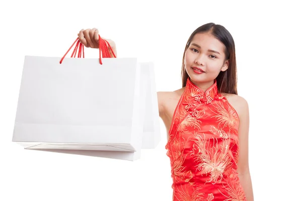 Aziatische meisje in chinese cheongsam jurk met boodschappentas. — Stockfoto