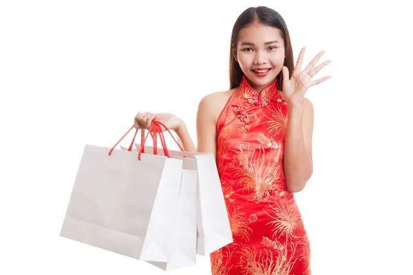 Asiatisk tjej i kinesiska cheongsam klänning med shopping väska. — Stockfoto