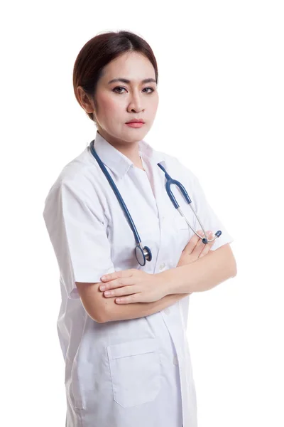 Ritratto di dottoressa asiatica braccia incrociate e sorriso . — Foto Stock