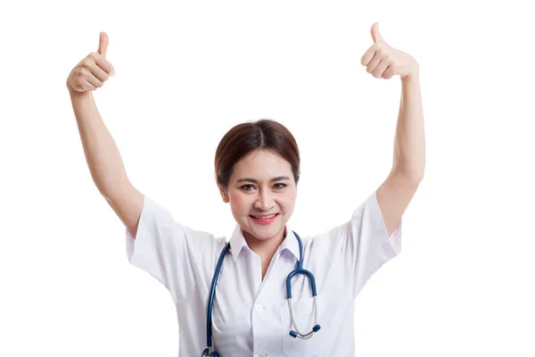 Jovem asiático médico feminino mostrar dois polegares para cima . — Fotografia de Stock