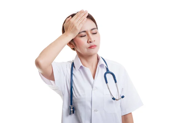 Asiática jovem médico tem dor de cabeça . — Fotografia de Stock