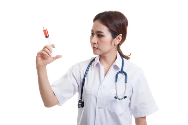 Junge asiatische Ärztin Blick auf Spritze. — Stockfoto