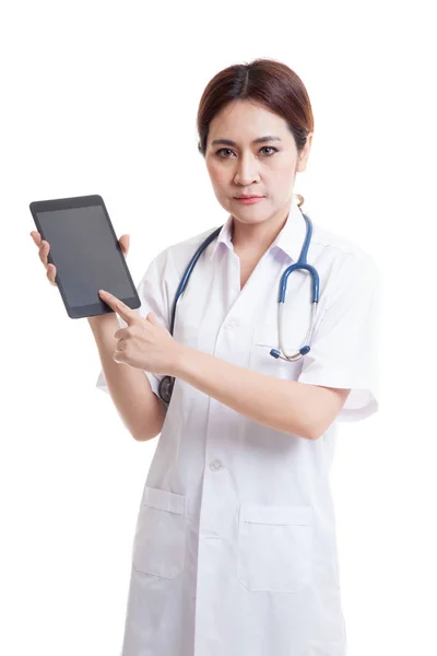 Aziatische jonge vrouwelijke arts aanrakingsscherm op tablet pc. — Stockfoto