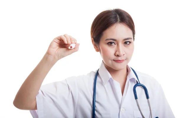 Junge asiatische Ärztin schreiben mit einem roten Marker. — Stockfoto