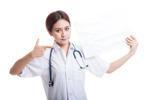 Joven mujer asiática médico punto a un signo en blanco . — Foto de Stock