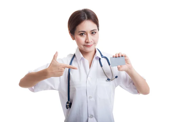 Asiática joven médico punto a la tarjeta en blanco . — Foto de Stock