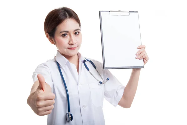 年轻的亚洲女性医生竖起大拇指与空白的剪贴板. — 图库照片